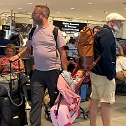 140 Het werd steeds drukker daar en mensen moesten staan
